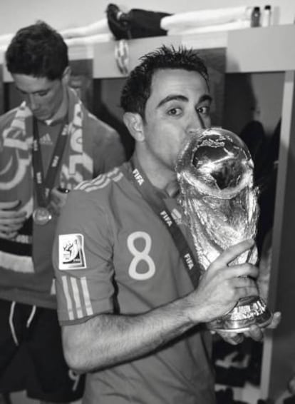 Xavi amb la Copa del Món del 2010, a Sud-àfrica.