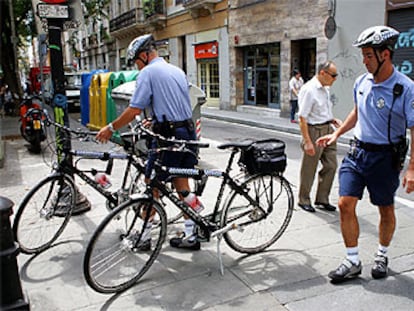 La Guardia Urbana de Gràcia se sube a la bicicleta
