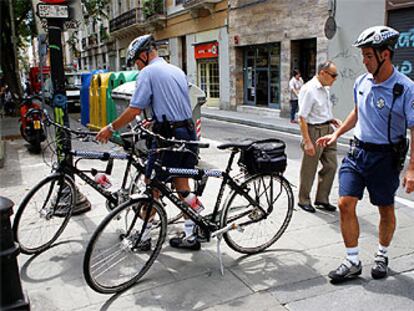 La Guardia Urbana de Gràcia se sube a la bicicleta