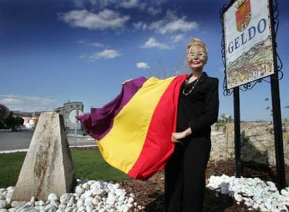 La edil Manuela Trasobares, con la bandera republicana.