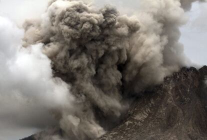 Vista del monte Sinabung, en erupción, desde Tiga Serangkai, al norte de Sumatra (Indonesia). Está activo desde el 1 de abril. Durante 2014 ya se registró una intensa actividad en los meses de febrero, julio y septiembre. Miles de residentes de la zona tuvieron que desplazarse.