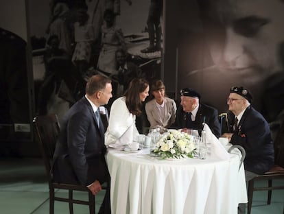 El presidente polaco y la duquesa Catalina conversan con veteranos de la Segunda Guerra Mundial durante su visita al museo del Alzamiento de Varsovia.