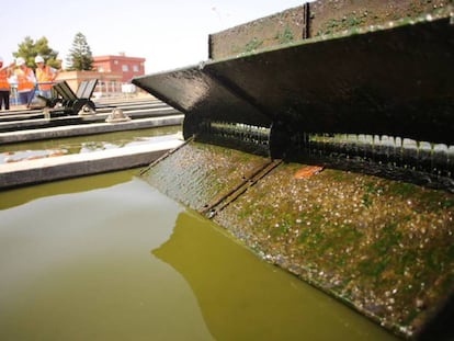 El agua residual es sometida a un pretratamiento para retirar papeles o pl&aacute;sticos.