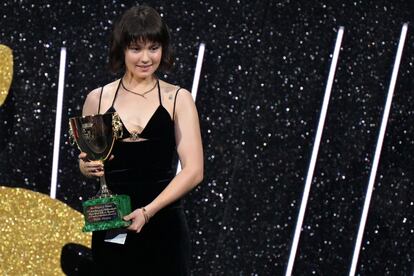 Cailee Spaeny con la Copa Volpi a la mejor actriz del festival de Venecia por 'Priscilla', de Sofia Coppola.
