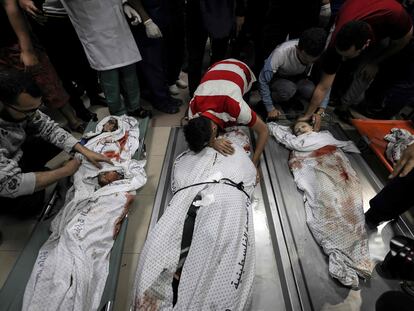 Un palestino lloraba sobre el cuerpo sin vida de un familiar, este sábado en la ciudad de Gaza.