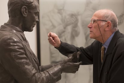 Julio López Hernández observa su escultura de Federico García Lorca, en la madrileña plaza de Santa Ana -frente al Teatro Español- hay una copia de esta obra que representa al poeta con una alondra en las manos.