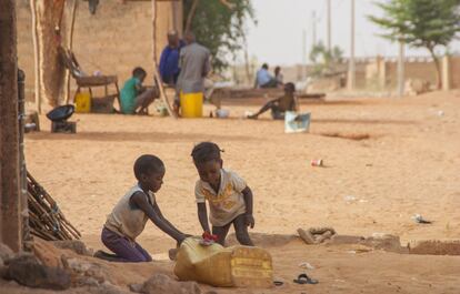 El futuro de Níger reside en sus pequeños. La población es predominante joven y la alta tasa de fecundidad contribuye a ello. En la foto, dos niños juegan tranquilamente en un barrio periférico de Niamey, un antiguo poblado anexionado recientemente a la capital donde la electricidad está llegando en los últimos meses. 
