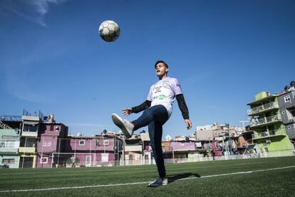 Ezequiel Dos Santos hace jueguito en la cancha de la villa.