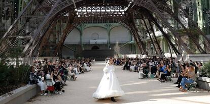 Una modelo presenta una creaci&oacute;n para Chanel durante la colecci&oacute;n oto&ntilde;o/invierno de alta costura de 2017 en Par&iacute;s este martes.