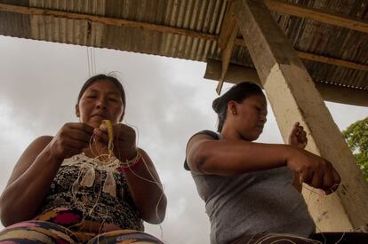 Mencay y Elena tejen varias pulseras y collares hechos de chambira. Ellas y muchas otras mujeres wao se dedican a esta práctica. A través de este arte combinan saberes ancestrales que las mujeres han pasado de generación en generación y que ahora comercializan a nivel nacional e internacional. 