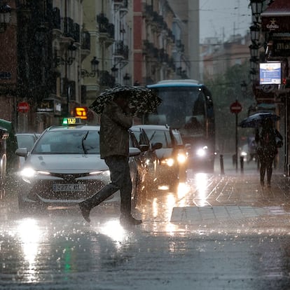 GRAFCVA7408. VALÈNCIA, 08/05/2025.- El frente de tormentas que atraviesan las provincias de Valencia y Castellón durante la tarde de este jueves ha dejado fuertes granizadas en zonas del interior de la primera, en localidades como Bugarra, l'Olleria, Villar del Arzobispo y Xàtiva, y genera problemas en la circulación ferroviaria de la segunda. En la imagen la tormenta que ha descargado este jueves en la ciudad de València. EFE/Manuel Bruque
