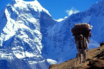 Un sherpa durante una travesía por el Himalaya.