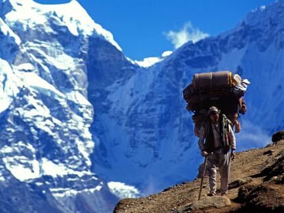 Un sherpa durante una travesía por el Himalaya.