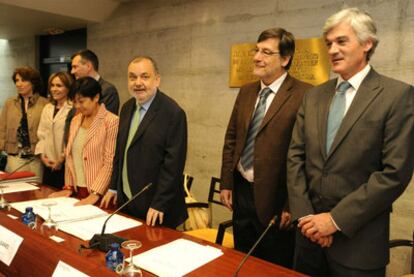 Margarita Uria, cuarta por la izquierda, y Juan Luis Ibarra, segundo por la derecha, en un acto en el Colegio de Abogados de Vizcaya.