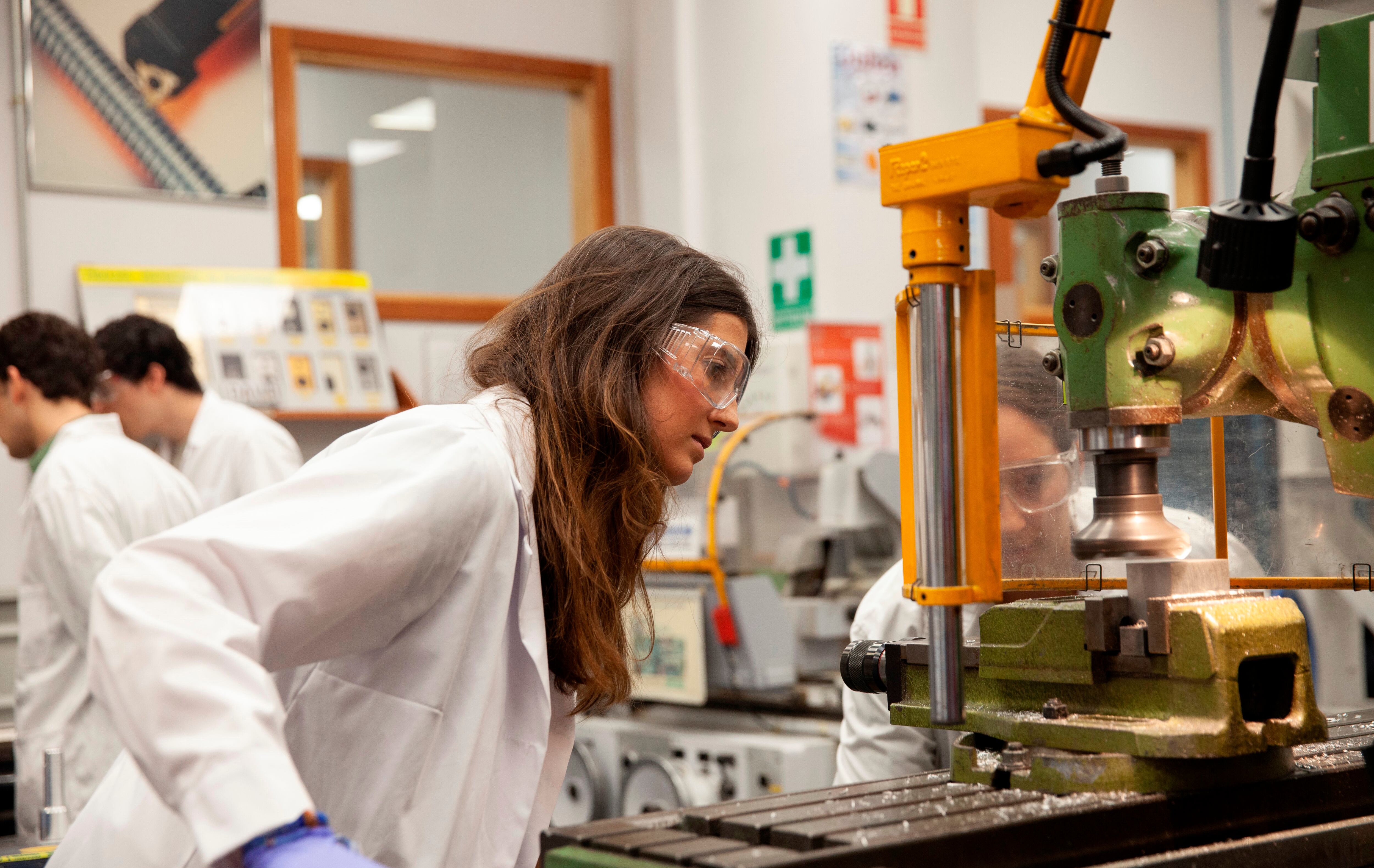 Alumnos del taller de Fabricación de Comillas ICAI (Universidad Pontificia de Comillas).