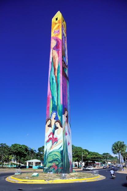 El conocido como el Obelisco Macho, en el malecón de Santo Domingo.