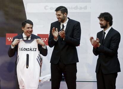 Ignacio González, presidente de la Comunidad de Madrid, con Felipe Reyes y Sergi Llull.