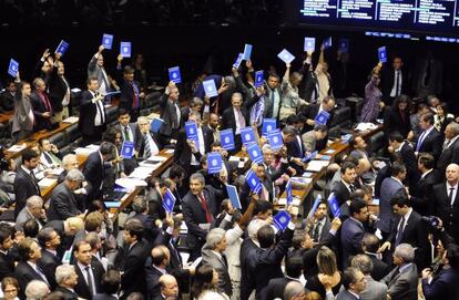 Deputados mostram carteiras de trabalho gigantes em protesto na Câmara.