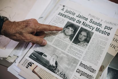 Martín Mestre revisa su archivo sobre Jaime Saade, asesino de su hija Nancy