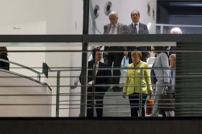 Draghi junto con Merkel, en la noche del lunes en la Canciller&iacute;a alemana en Berl&iacute;n. Detr&aacute;s, Jean-Claude Juncker y Fran&ccedil;ois Hollande.