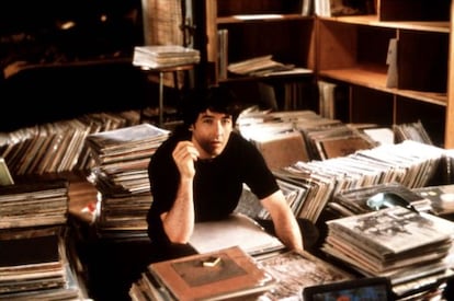 John Cusack, rodeado de vinilos, hace una de sus fatídicas listas en 'Alta fidelidad' (2000). Sí, hacer listas es otra forma de escribir un diario.