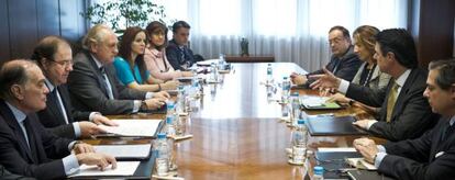 El ministro de Industria, Energ&iacute;a y Turismo, Jos&eacute; Manuel Soria (trecero por la derecha), durante la reuni&oacute;n que ha mantenido hoy, en la sede del Ministerio en Madrid, con el presidente de Campofrio, Pedro Ballv&eacute; (tercero a la izquierda), el presidente de Castilla y Le&oacute;n, Juan Vicente Herrera (segundo a la izquierda), el consejero de Econom&iacute;a y Empleo, Tom&aacute;s Villanueva (izquierda), y la consejera de Agricultura y Ganader&iacute;a, Silvia Clemente (cuarta a la izquierda), para analizar la situaci&oacute;n de la compa&ntilde;&iacute;a