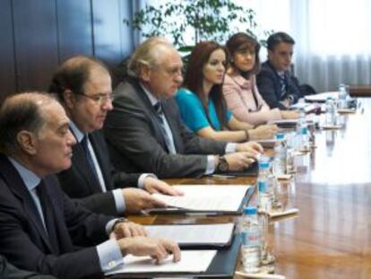El ministro de Industria, Energía y Turismo, José Manuel Soria (trecero por la derecha), durante la reunión que ha mantenido hoy, en la sede del Ministerio en Madrid, con el presidente de Campofrio, Pedro Ballvé (tercero a la izquierda), el presidente de Castilla y León, Juan Vicente Herrera (segundo a la izquierda), el consejero de Economía y Empleo, Tomás Villanueva (izquierda), y la consejera de Agricultura y Ganadería, Silvia Clemente (cuarta a la izquierda), para analizar la situación de la compañía