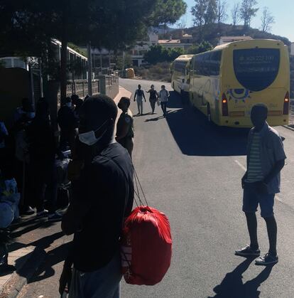 Un grupo de inmigrantes es desalojado de la Residencia de Tunte (Gran Canaria) el 5 de agosto de 2020.