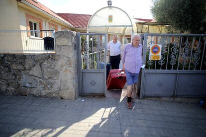 Un hombre abandona el centro con su hermano, interno en la residencia.