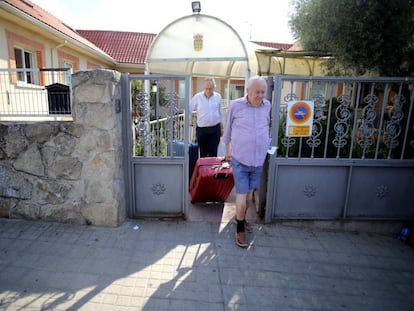 Un hombre abandona el centro con su hermano, interno en la residencia.