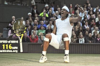 Reacción de Rafa Nadal al ganar la final de Wimbledon, ante el suizo Roger Federer, el 6 de julio de 2008.