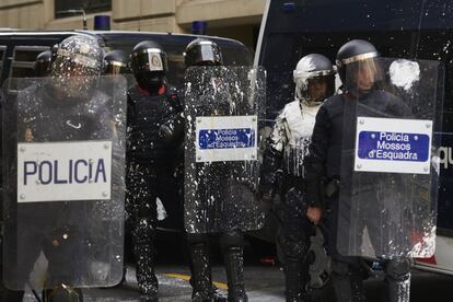 Los manifestantes han lanzado pintura blanca hacia algunos miembros de las fuerzas de seguridad, en la Vía Laietana (Barcelona). 