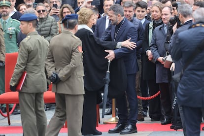 La reina Sofía y el actor Antonio Banderas se saludan durante el desembarco del Cristo de la Buena Muerte en Málaga, este 28 de marzo.