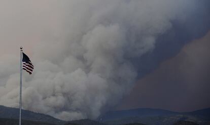 Vista de una columna de humo del incendio forestal cerca a Los Álamos, Nuevo México. El incendio ha calcinado más de 28.000 hectáreas cerca del laboratorio nuclear de Los Álamos. El fuego, bautizado como "Las Conchas", incrementó su tamaño un 12 % durante la última jornada y se estima que podría rebasar las 40.000 hectáreas a pesar de los esfuerzos de los equipos de extinción en los que trabajan mil bomberos con el apoyo de la Guardia Nacional.