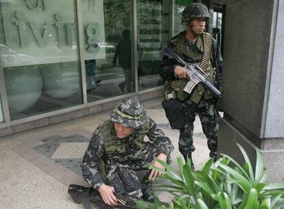 Los dos líderes rebeldes, apoyados por decenas de soldados, se han negado a negociar su rendición y han obligado a intervenir al ejército.