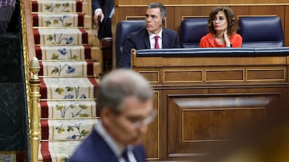 El presidente del Gobierno, Pedro Sánchez, junto a la ministra de Hacienda, María Jesús Montero, el miércoles en el Congreso. En primer término, el líder del PP, Alberto Núñez Feijóo.