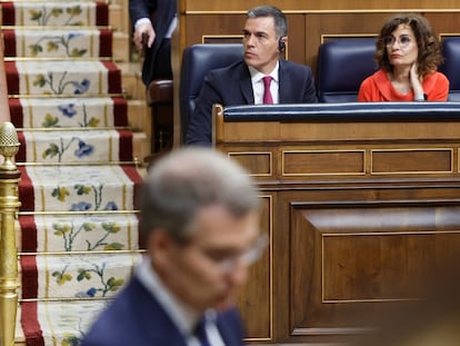 El presidente del Gobierno, Pedro Sánchez, junto a la ministra de Hacienda, María Jesús Montero, el miércoles en el Congreso. En primer término, el líder del PP, Alberto Núñez Feijóo.