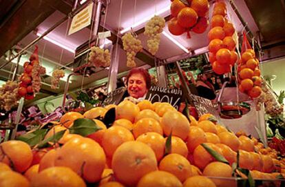 Una frutera vende naranjas en el mercado central de Valencia.