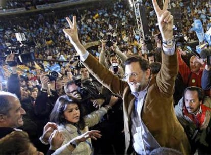 Mitin del PP en la campaña electoral de 2008. A la izquierda, Camps. Detrás de Mariano Rajoy, frena a los fotógrafos Álvaro Pérez.