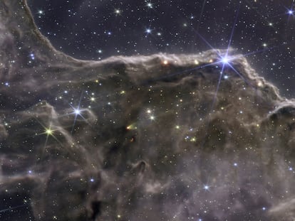 Los 'acantilados cósmicos' en la Nebulosa de Carina, retratados por el telescopio James Webb.