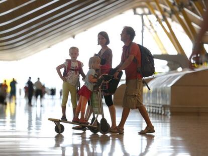 Pasajeros en la terminal T-4 del Aeropuerto de Madrid (Barajas)