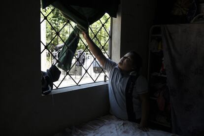 <p>Ruth Girón, de 13 años, abre las cortinas de su casa en El Pujuiles, en el municipio de El Progeso, (Honduras), el 6 de mayo de 2018. Ruth fue secuestrada por la mara Salvatrucha durante 50 días mientrasella y su madre trataban de llegar a Estados Unidos hace tres años. La progenitora, Esperenza Girón, pronto se irá nuevamente a EE UU, esta vez sin su hija.</p> <p>Unos 63.523 migrantes de Centroamérica, incluyendo 10.756 mujeres y niños, fueron expulsados de EE UU y México entre enero y abril de 2018, un aumento del 39,4% con respecto al mismo período de 2017. El número de solicitudes de asilo de centroamericanos en EE UU también ha aumentado dramáticamente, pasando de 55.814 en 2016 a más de 130.000 el año pasado.</p>