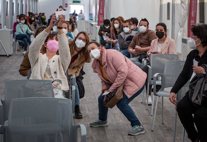 Maestros y trabajadores de la educación, a la espera de recibir la primera dosis del vacuna AstraZeneca el 15 de marzo en Valencia, minutos antes de que se suspendiera la administración.