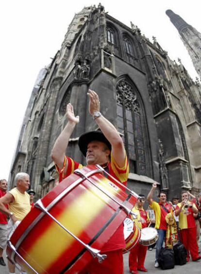 <i>Manolo, el del bombo</i> en Stehansplatz, Viena (Austria), horas antes del partido de semifinales de la Eurocopa 2008 contra Rusia.