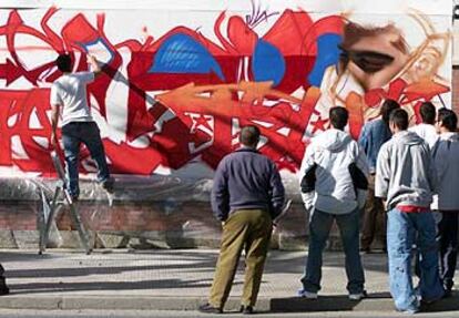 Jóvenes participantes en el certamen de <b><i>graffiti </b></i>que se celebró ayer en el Puerto de Huelva.