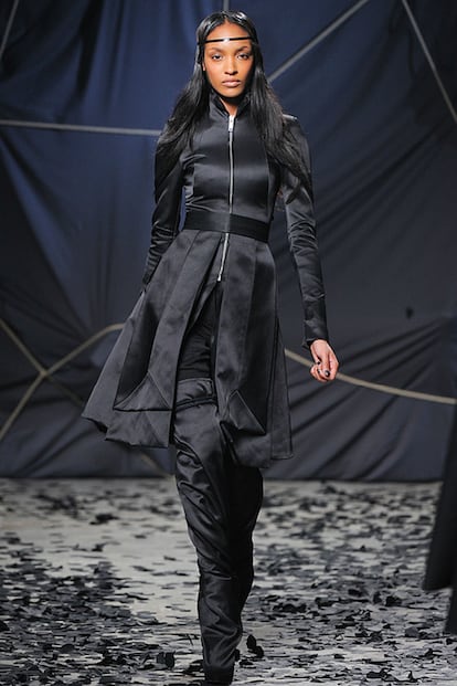 Austeridad es el adjetivo más indicado para definir este look de Gareth Pugh: el diseñador gótico por excelencia.