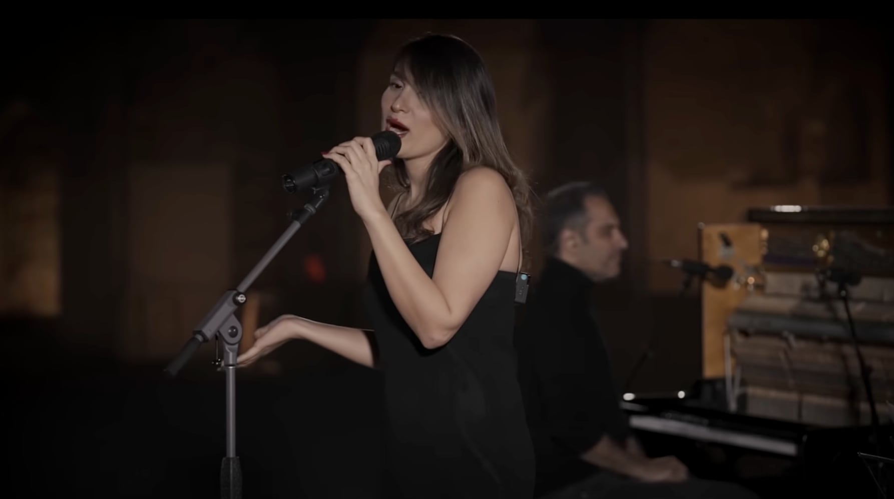 Irán condena a 74 latigazos a la artista Parastoo Ahmadi por cantar sin velo en YouTube