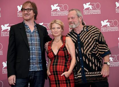 El director británico Terry Gilliam, la actriz francesa Melanie Thierry y el actor británico David Thewli posan durante el pase gráfico de su película 'The Zero Theorem'