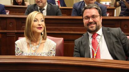 Australia Navarro y Asier Antona, en el Parlamento canario.