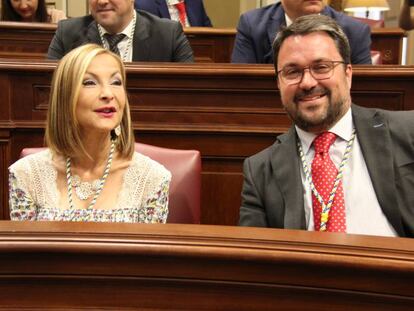 Australia Navarro y Asier Antona, en el Parlamento canario.